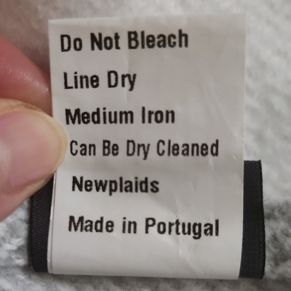 Roca Home Portugal Elegant Throw Blanket 50"×67" - Picture 5 of 5